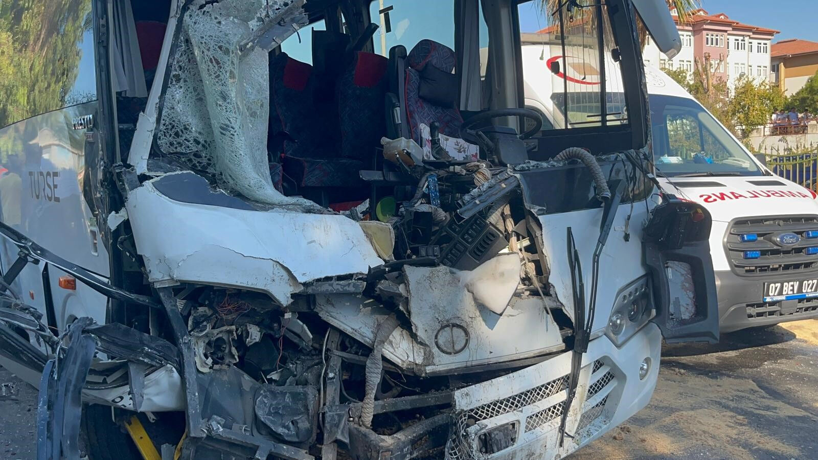 Alanya'da feci midibüs kazası! 15 kişi hastanelik oldu, 2'sinin durumu ağır Alanya'da feci midibüs kazası! 15 kişi hastanelik oldu, 2'sinin durumu ağır - 1. Resim