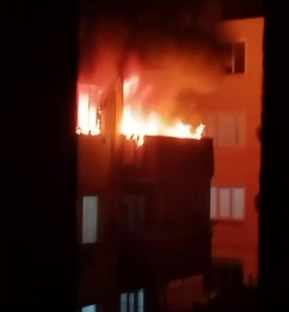 Bursa'daki yangın felaketini gözyaşlarıyla anlattı: Annem balkona çıkıp çaresizce yardım beklemiş Bursa'daki yangın felaketini gözyaşlarıyla anlattı: Annem balkona çıkıp çaresizce yardım beklemiş - 1. Resim