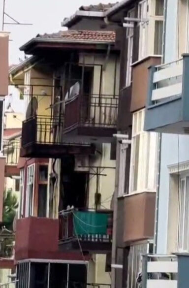 Bursa'daki yangın felaketini gözyaşlarıyla anlattı: Annem balkona çıkıp çaresizce yardım beklemiş Bursa'daki yangın felaketini gözyaşlarıyla anlattı: Annem balkona çıkıp çaresizce yardım beklemiş - 3. Resim
