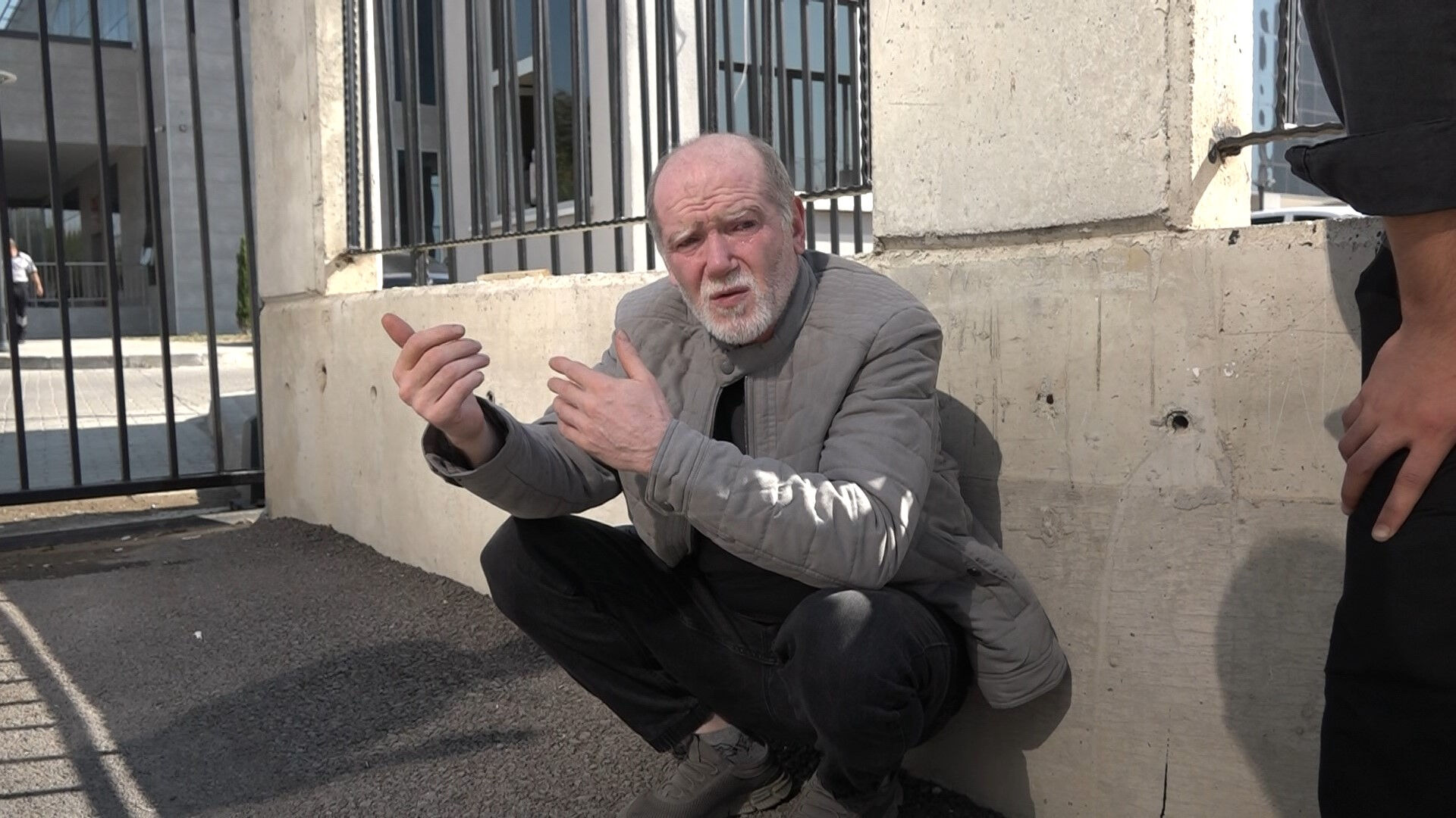 Bursa'daki yangın felaketini gözyaşlarıyla anlattı: Annem balkona çıkıp çaresizce yardım beklemiş Bursa'daki yangın felaketini gözyaşlarıyla anlattı: Annem balkona çıkıp çaresizce yardım beklemiş - 4. Resim