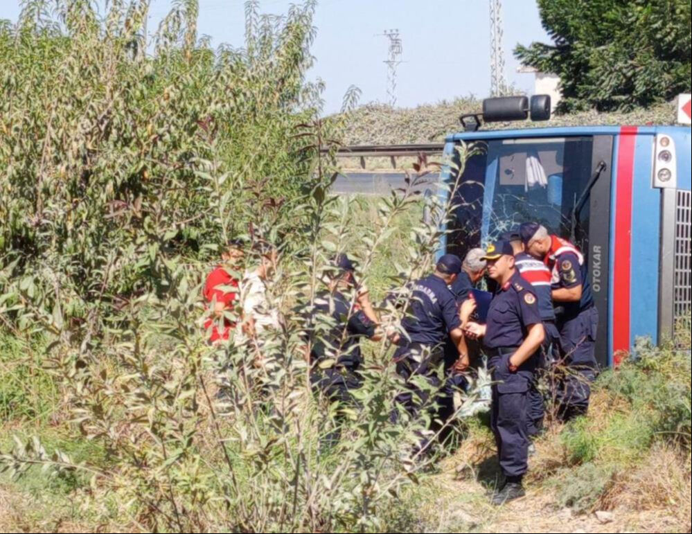 Cezaevi ring aracı devrildi! Yaralılar var - 1. Resim