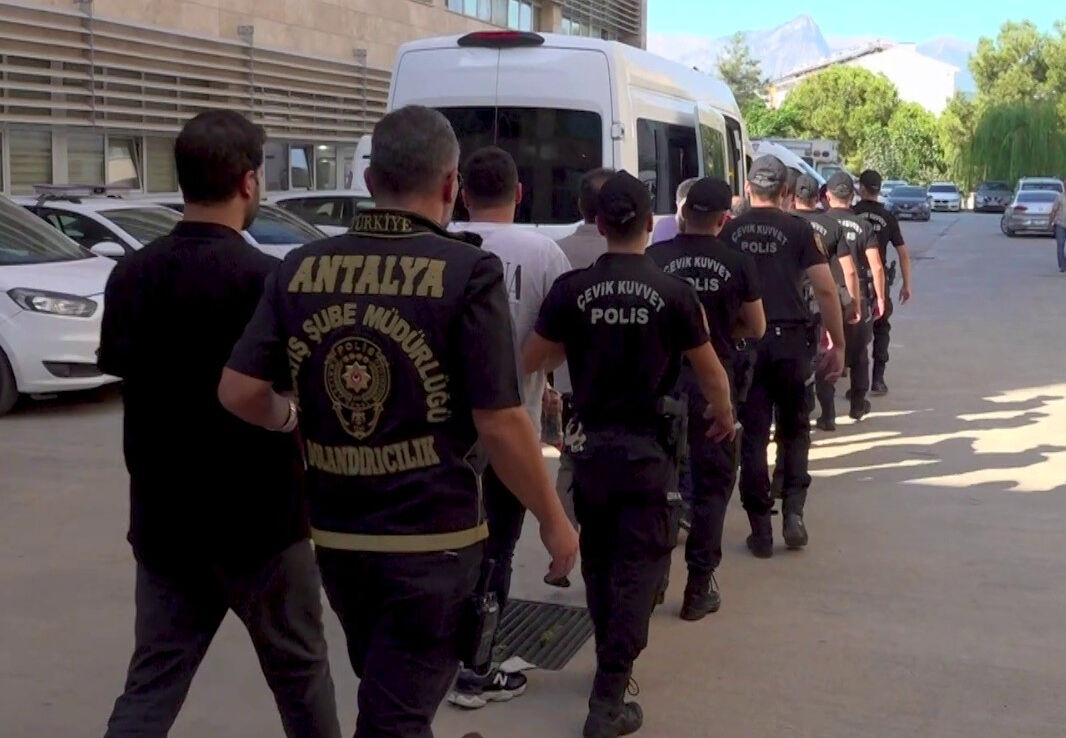 Dolandırıcılardan 730 milyonluk plan! Dublörle yaşlı vatandaşın malına çökmeye çalışmışlar Dolandırıcılardan 730 milyonluk plan! 96 yaşındaki kişiye sahte evrak - 1. Resim