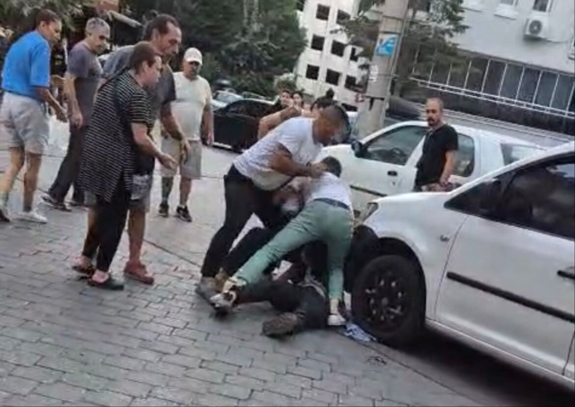 Güpegündüz meydan savaşı! Yere düşürdüğü yetmedi, sırtından bıçakladı Güpegündüz meydan savaşı! Yere düşürdüğü yetmedi, sırtından bıçakladı - 1. Resim