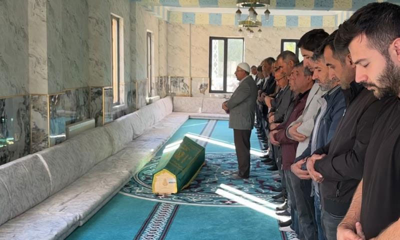 Halit Güner’in ani ölümü… Son nefesini yeşil sahada verdi Halit Güner’in ani ölümü… Son nefesini yeşil sahada verdi - 3. Resim