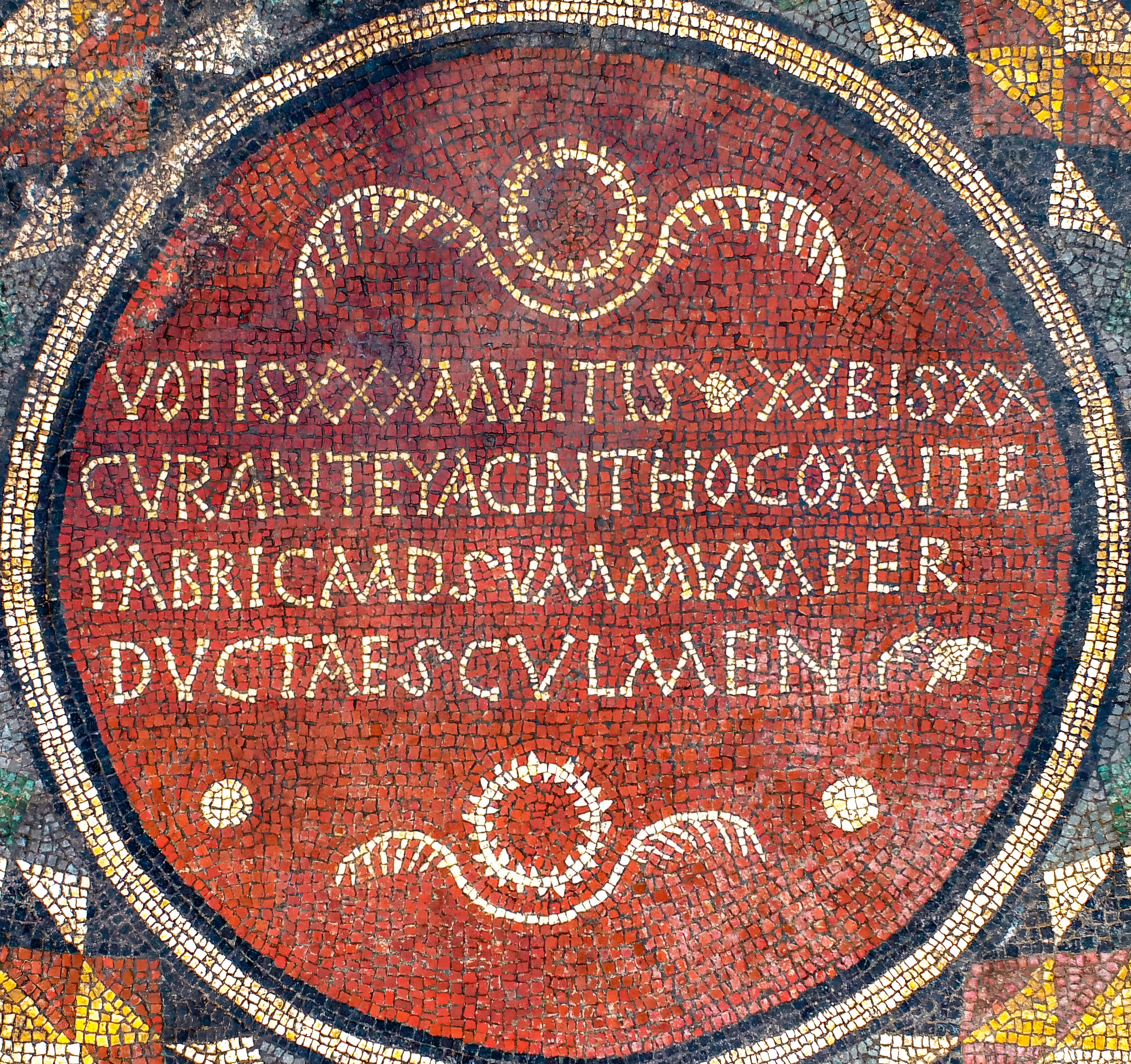 İç Anadolu'nun en büyük mozaik yapısında mezarlar bulundu! 