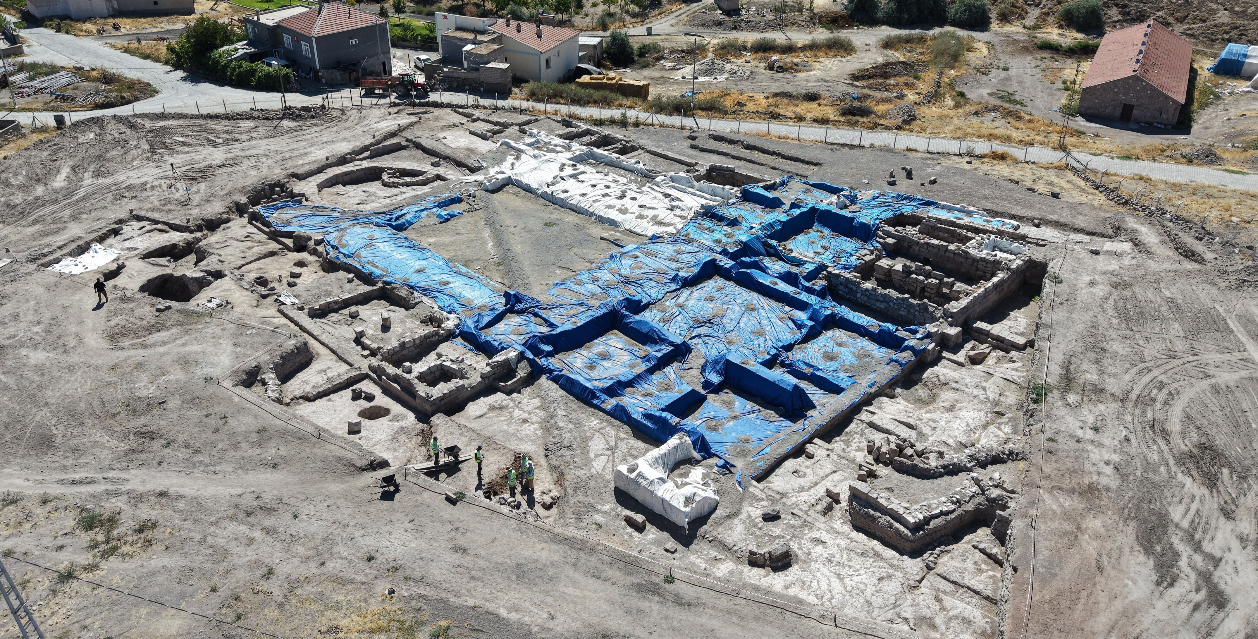 İç Anadolu'nun en büyük mozaik yapısında mezarlar bulundu! 