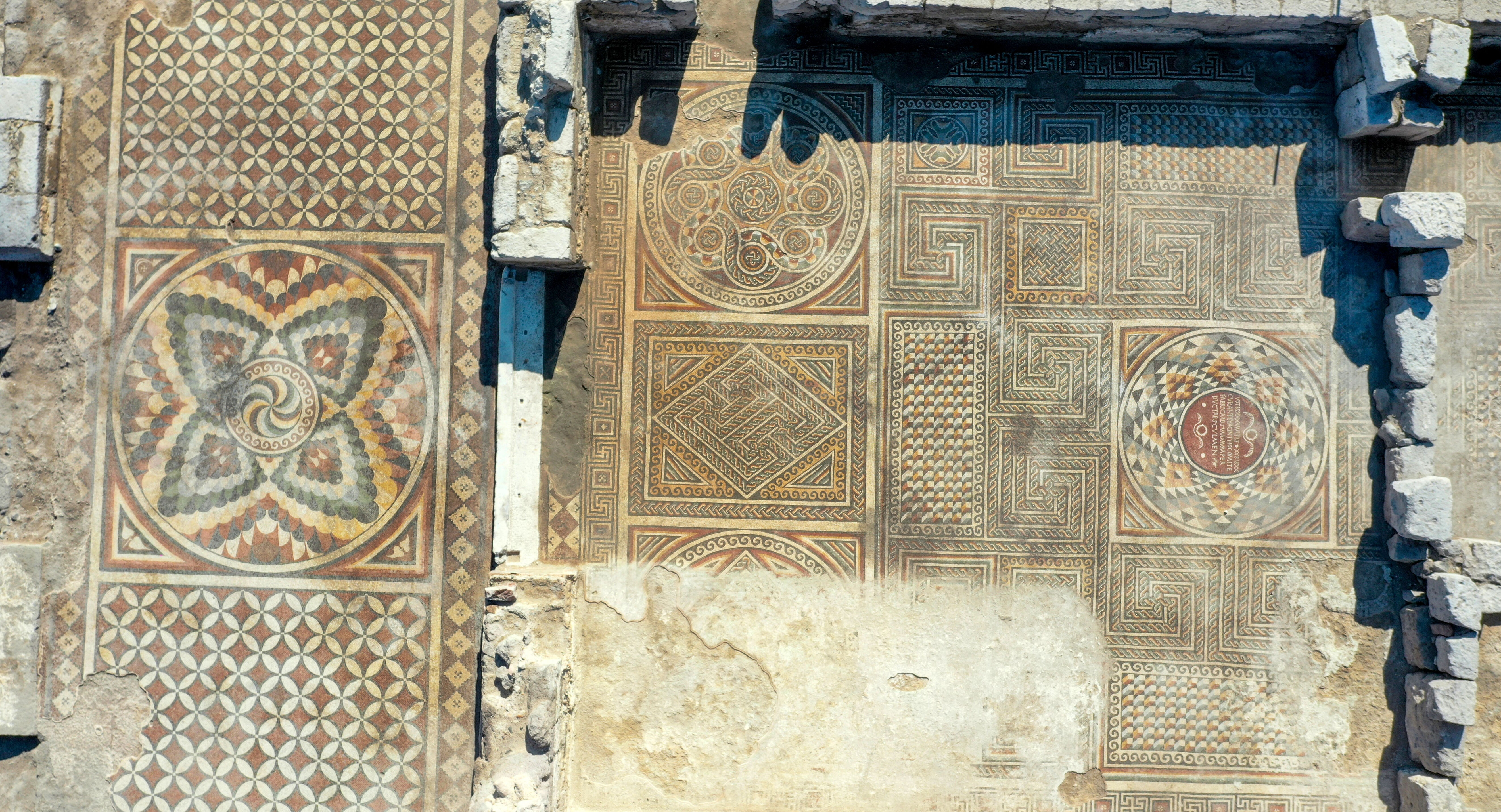 İç Anadolu'nun en büyük mozaik yapısında mezarlar bulundu! 