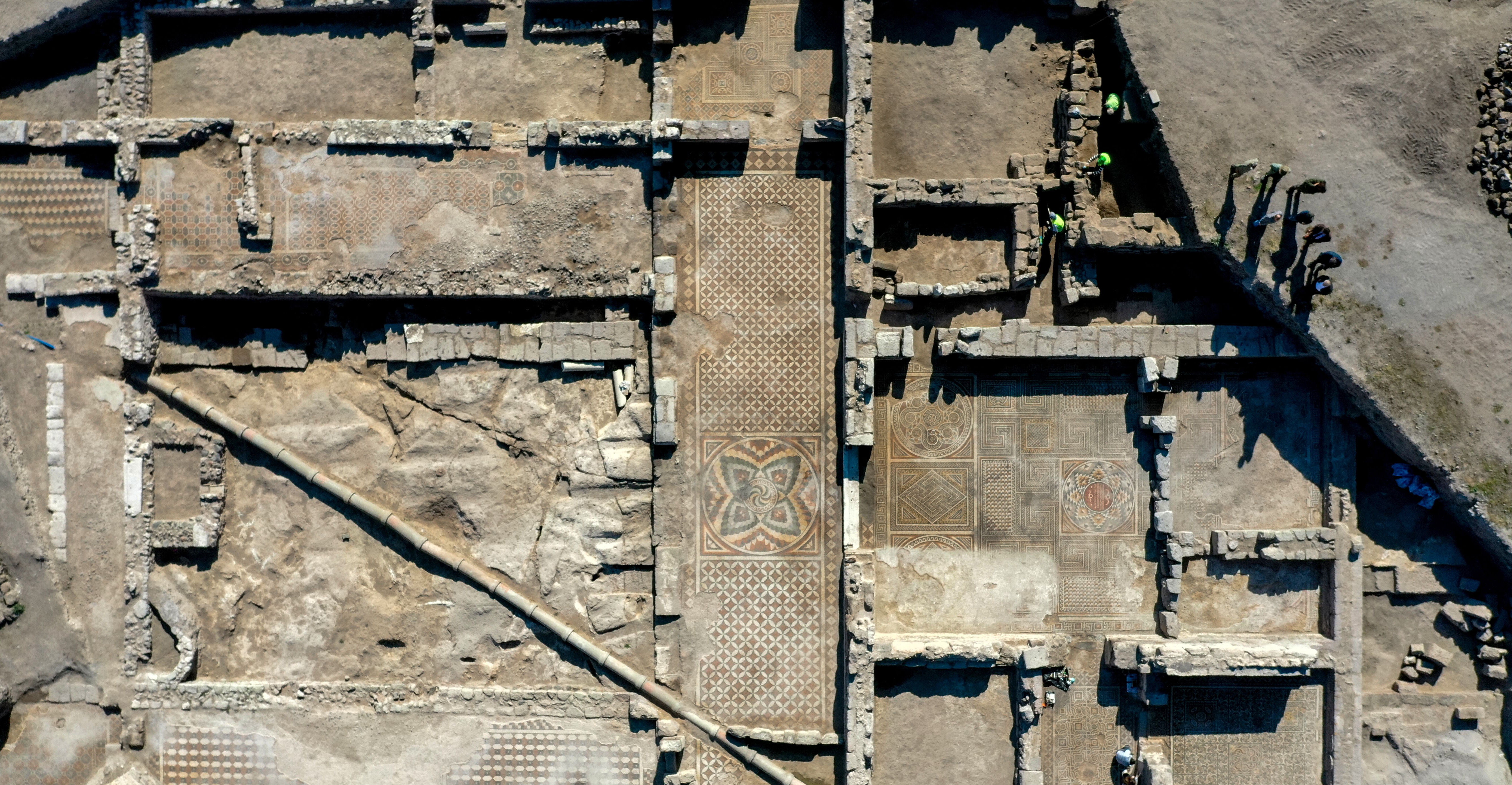 İç Anadolu'nun en büyük mozaik yapısında mezarlar bulundu! 