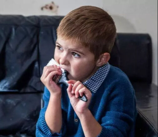 İngiltere'de bir ailenin çaresiz bekleyişi: Çocukları, kablolardan halılara her şeyi yiyor İngiltere'de bir ailenin çaresiz bekleyişi: Çocukları, kablolardan halılara her şeyi yiyor - 3. Resim