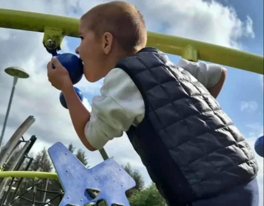 İngiltere'de bir ailenin çaresiz bekleyişi: Çocukları, kablolardan halılara her şeyi yiyor İngiltere'de bir ailenin çaresiz bekleyişi: Çocukları, kablolardan halılara her şeyi yiyor - 1. Resim