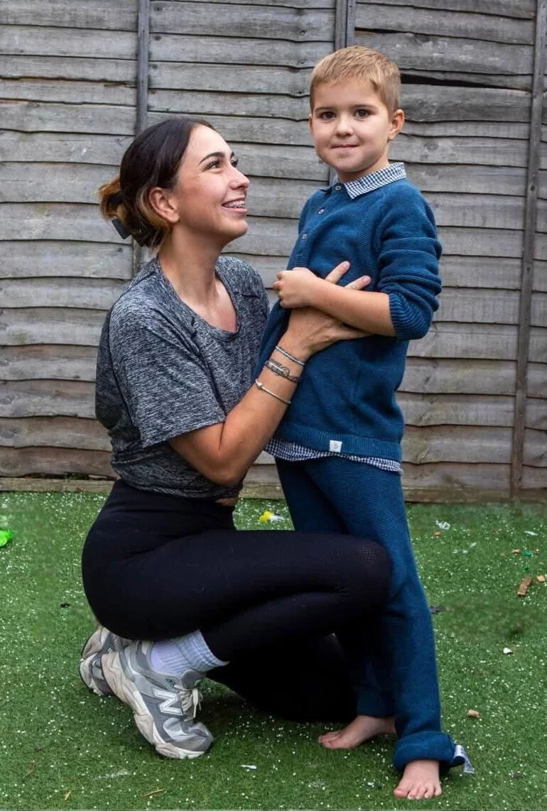 İngiltere'de bir ailenin çaresiz bekleyişi: Çocukları, kablolardan halılara her şeyi yiyor İngiltere'de bir ailenin çaresiz bekleyişi: Çocukları, kablolardan halılara her şeyi yiyor - 4. Resim