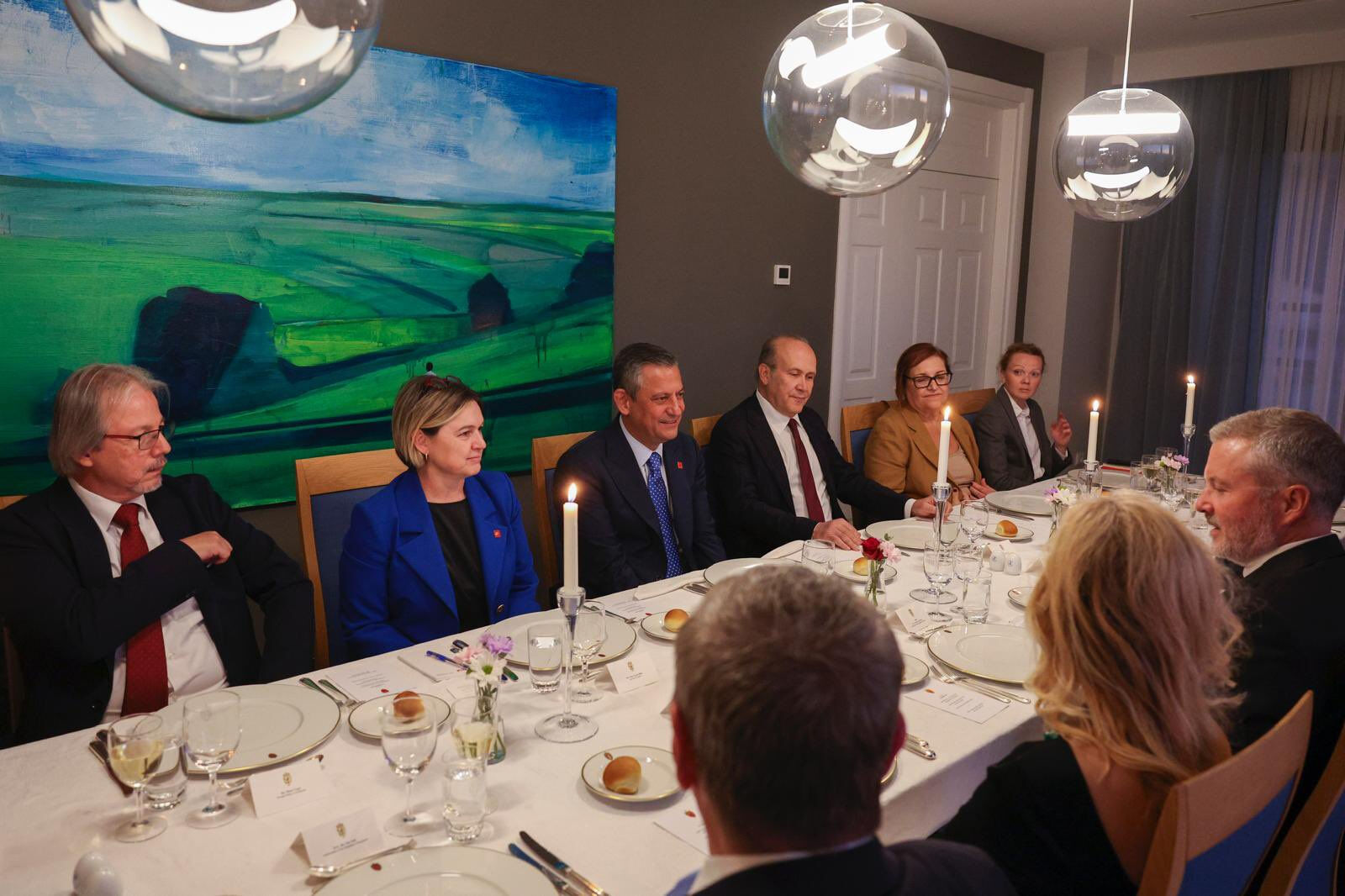 Özgür Özel'den dikkat çeken akşam yemeği! Büyükelçilerle bir araya geldi Özgür Özel'den dikkat çeken akşam yemeği! Büyükelçilerle bir araya geldi - 2. Resim