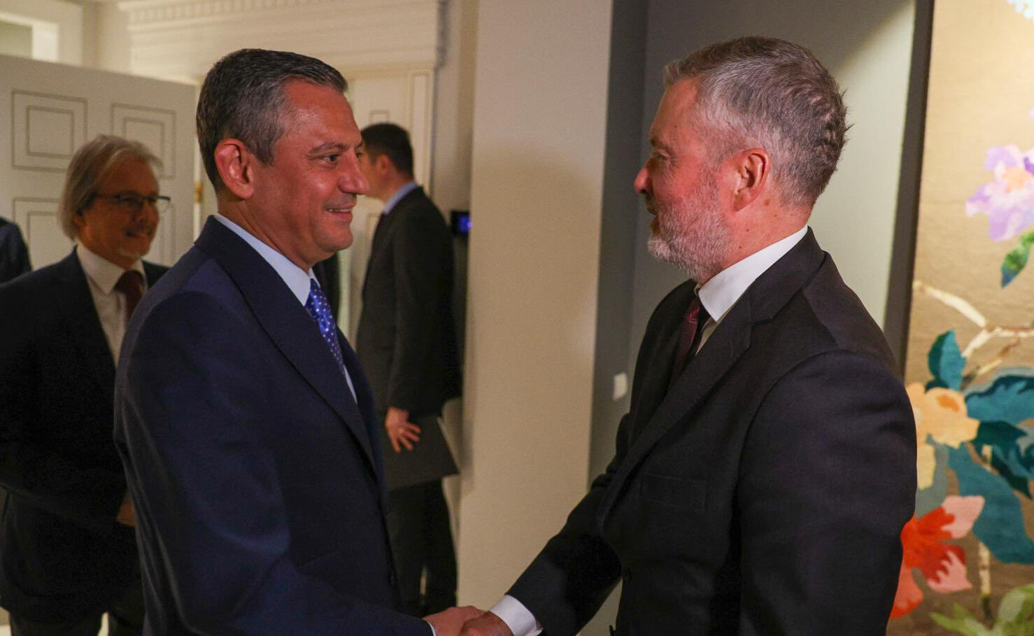 Özgür Özel'den dikkat çeken akşam yemeği! Büyükelçilerle bir araya geldi Özgür Özel'den dikkat çeken akşam yemeği! Büyükelçilerle bir araya geldi - 3. Resim