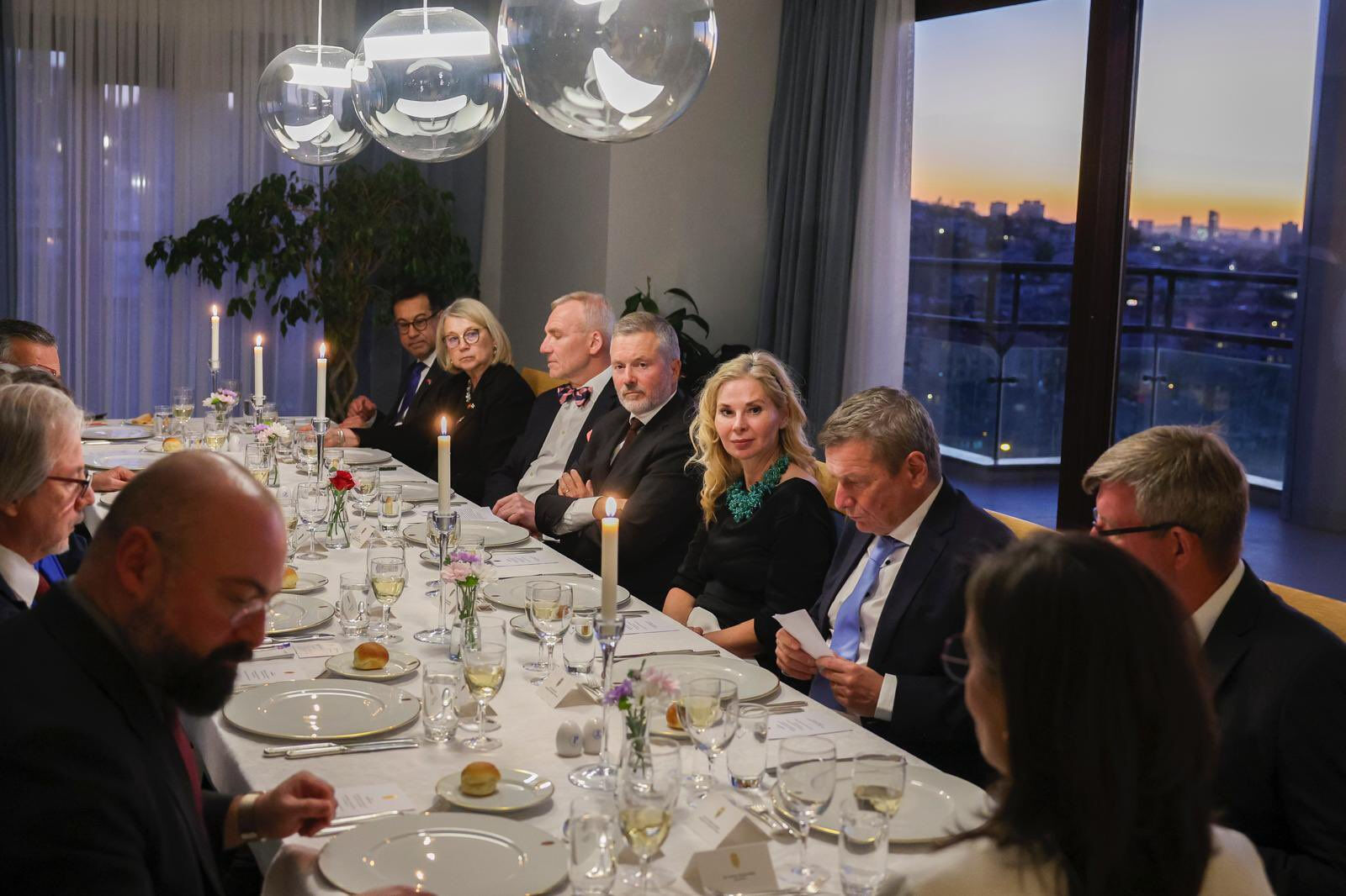 Özgür Özel'den dikkat çeken akşam yemeği! Büyükelçilerle bir araya geldi Özgür Özel'den dikkat çeken akşam yemeği! Büyükelçilerle bir araya geldi - 1. Resim