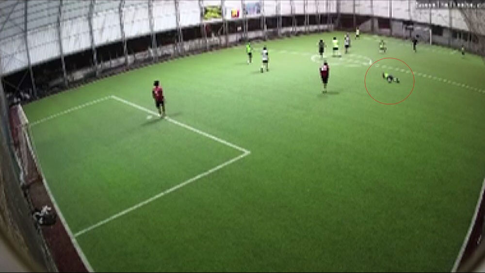 Polis memuru halı sahada hayatını kaybetti! O anlar kamerada Polis memuru halı sahada hayatını kaybetti! O anlar kamerada - 1. Resim