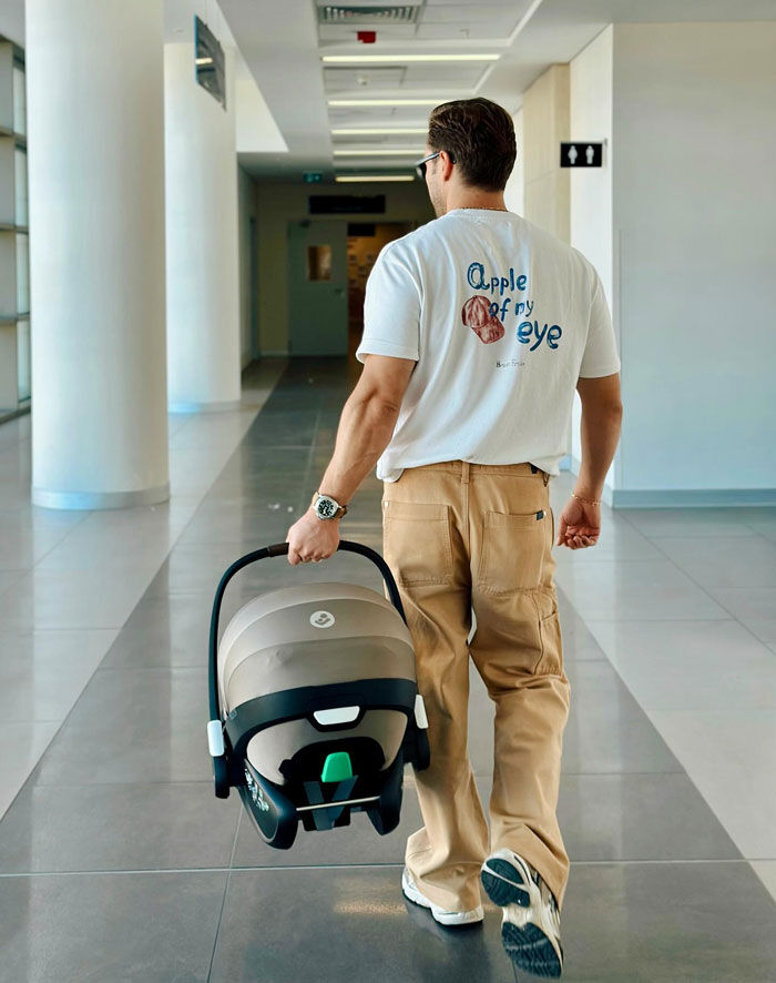 Tolga Sarıtaş'tan duygusal paylaşım: Oğlu Ali ile ilk babalık pozu geldi Tolga Sarıtaş'tan duygusal paylaşım: Oğlu Ali ile ilk babalık pozu geldi - 3. Resim