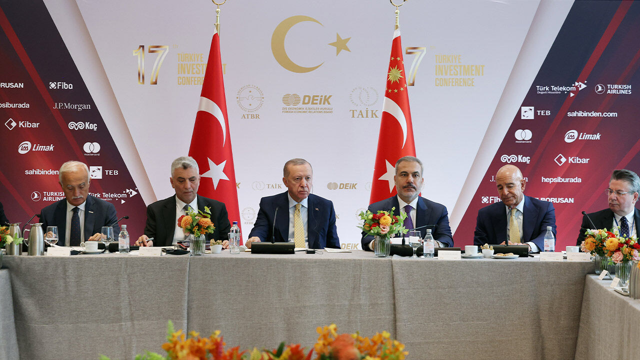 Toplantıya damga vuran talimat! Moderatör zamanı kısıtlayınca devreye Cumhurbaşkanı Erdoğan girdi - 1. Resim