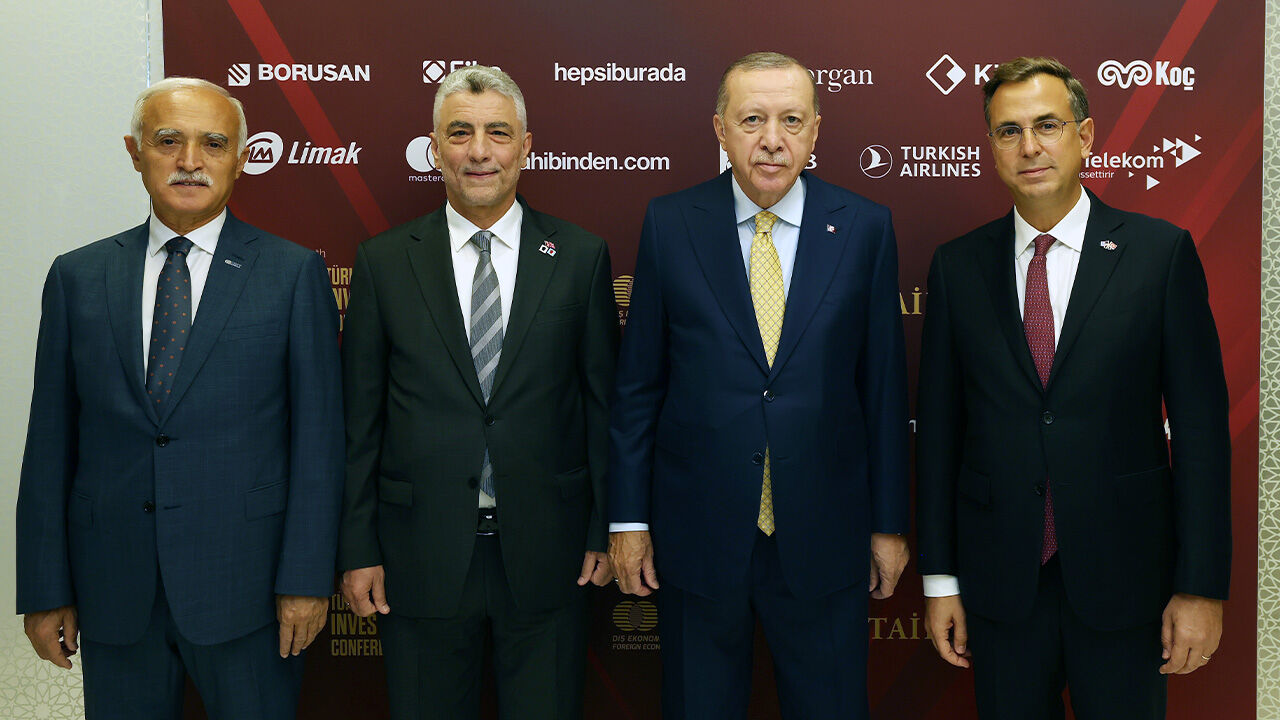 Toplantıya damga vuran talimat! Moderatör zamanı kısıtlayınca devreye Cumhurbaşkanı Erdoğan girdi - 1. Resim