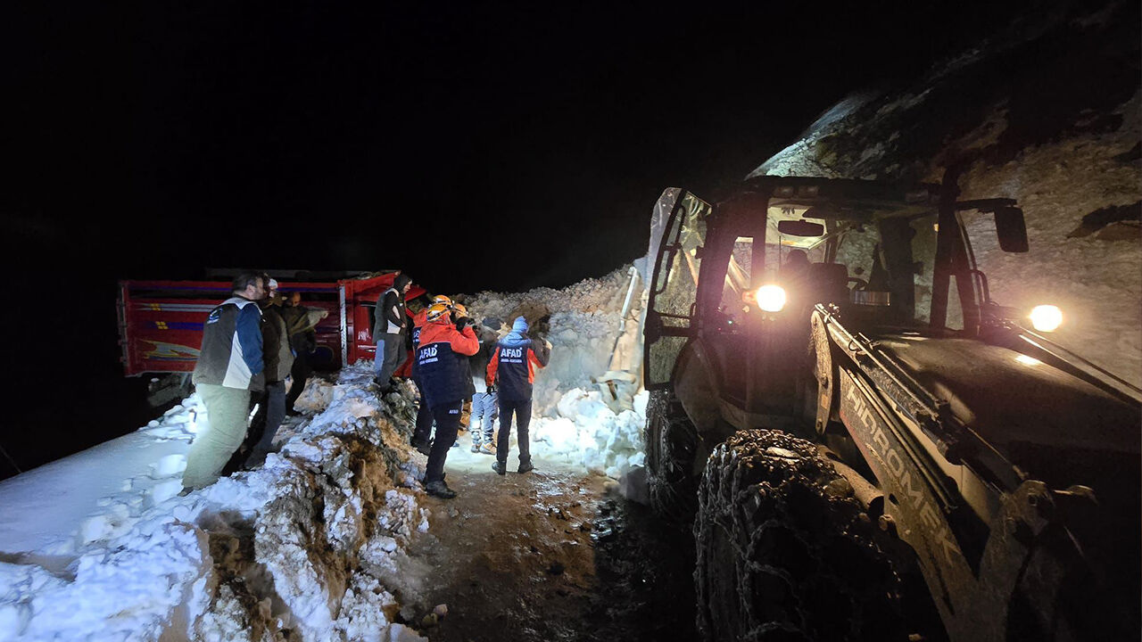 Trovit Yaylası’nda çığ dehşeti: 15 kişi uçurumun kenarında asılı kaldı Trovit Yaylası’nda çığ dehşeti: 15 kişi uçurumun kenarında asılı kaldı - 1. Resim