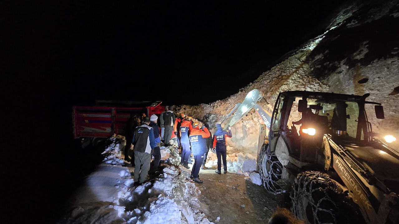 Trovit Yaylası’nda çığ dehşeti: 15 kişi uçurumun kenarında asılı kaldı Trovit Yaylası’nda çığ dehşeti: 15 kişi uçurumun kenarında asılı kaldı - 3. Resim