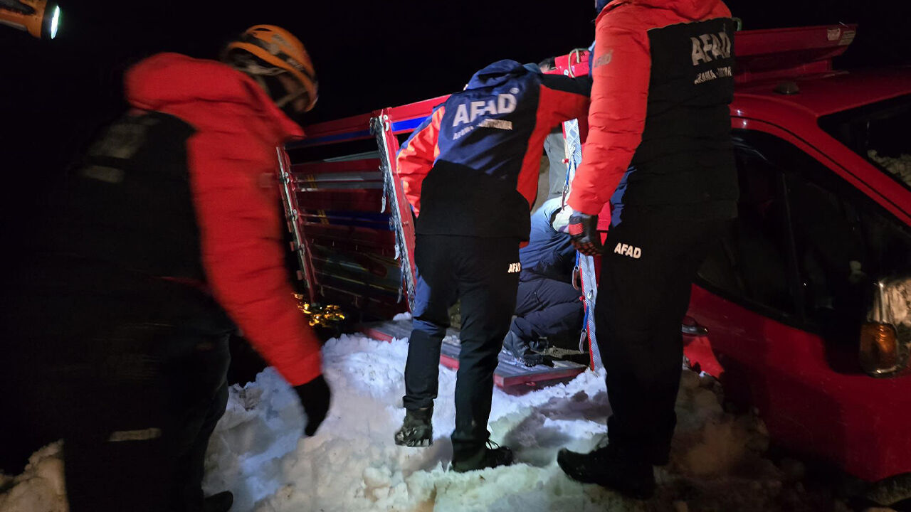 Trovit Yaylası’nda çığ dehşeti: 15 kişi uçurumun kenarında asılı kaldı Trovit Yaylası’nda çığ dehşeti: 15 kişi uçurumun kenarında asılı kaldı - 2. Resim