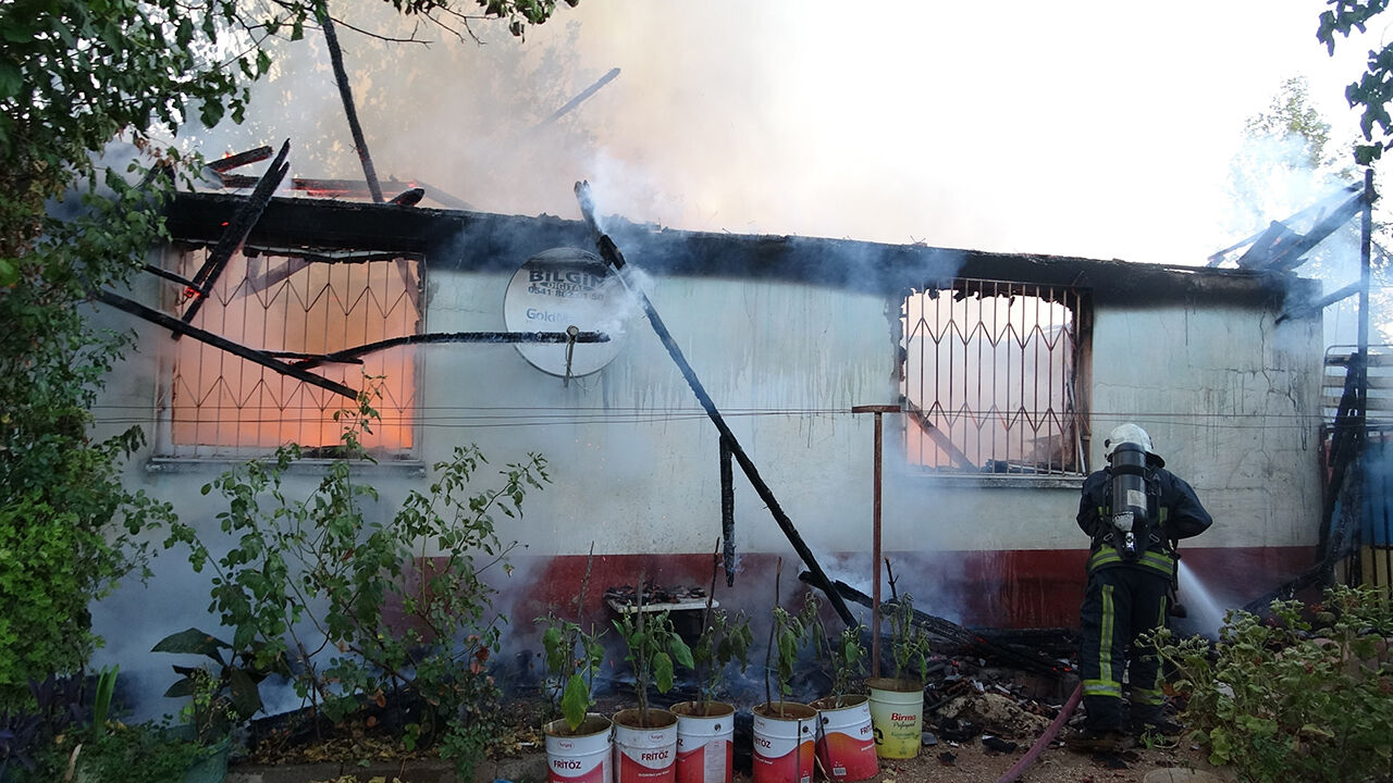 Antalya’da feci yangın! Baba, kızını son anda kurtardı Antalya’da feci yangın! Baba, kızını son anda kurtardı - 1. Resim