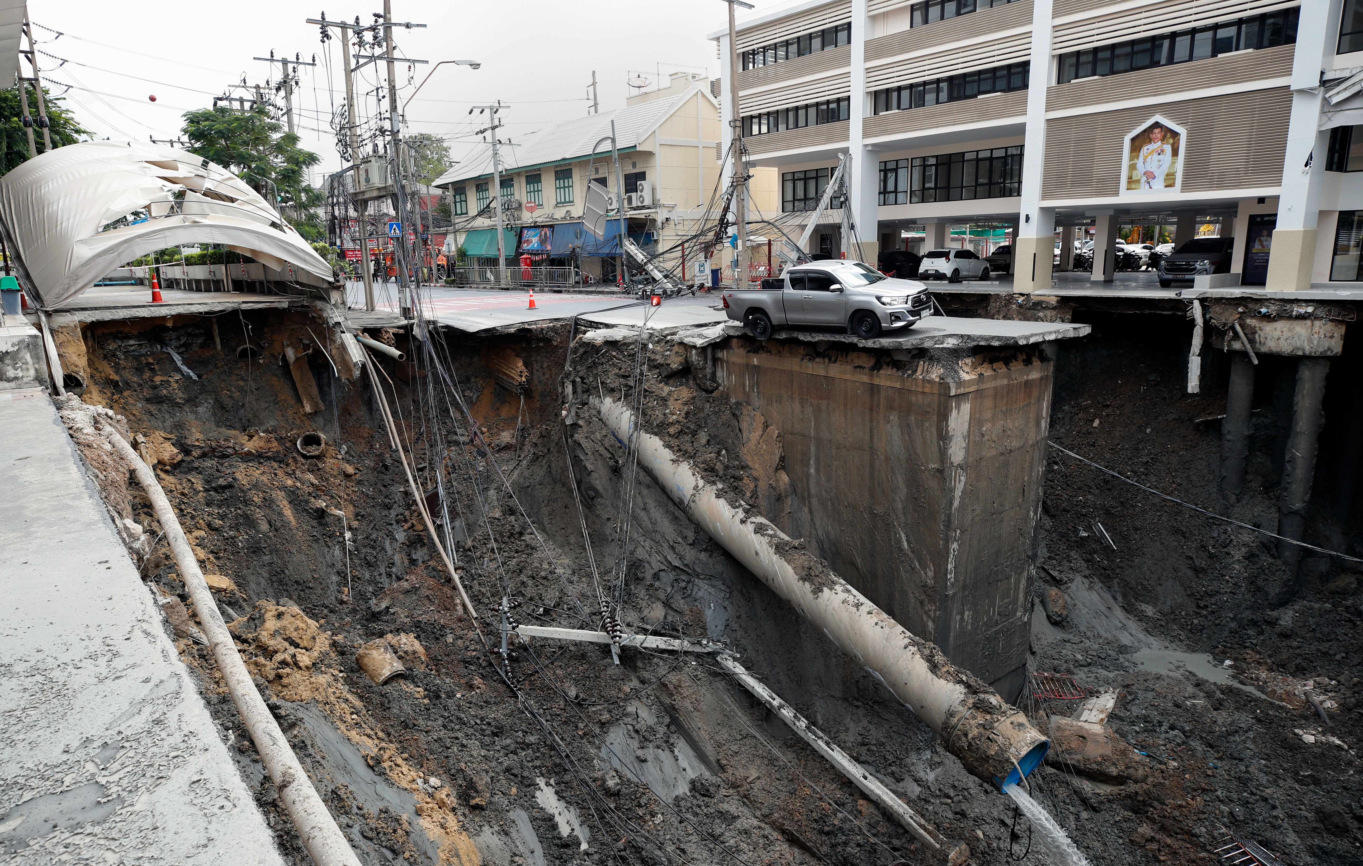 Bangkok'ta yol çöktü, araç 50 metrelik çukura düştü Bangkok'ta yol çöktü, araç 50 metrelik çukura düştü - 1. Resim