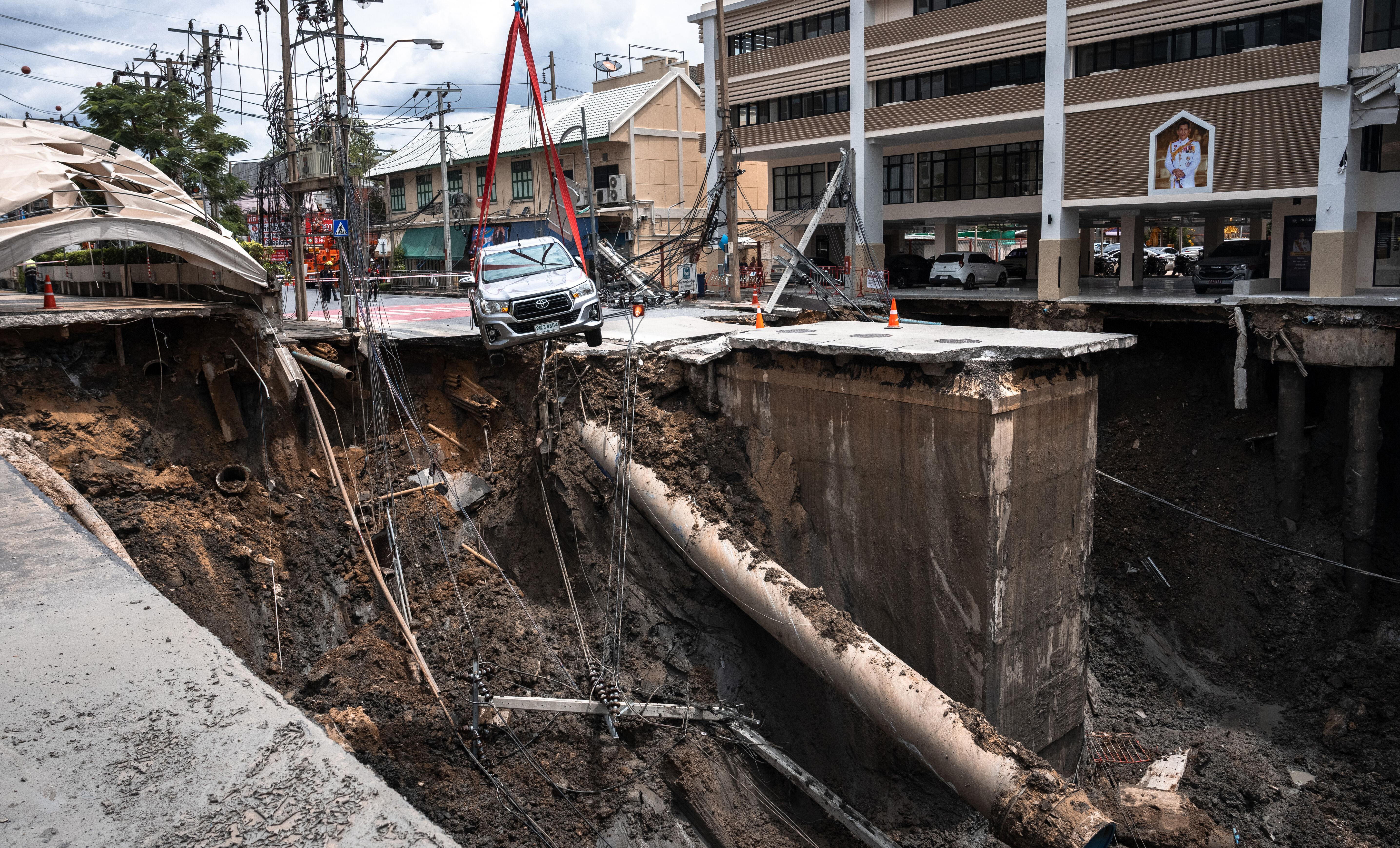 Bangkok'ta yol çöktü, araç 50 metrelik çukura düştü Bangkok'ta yol çöktü, araç 50 metrelik çukura düştü - 2. Resim