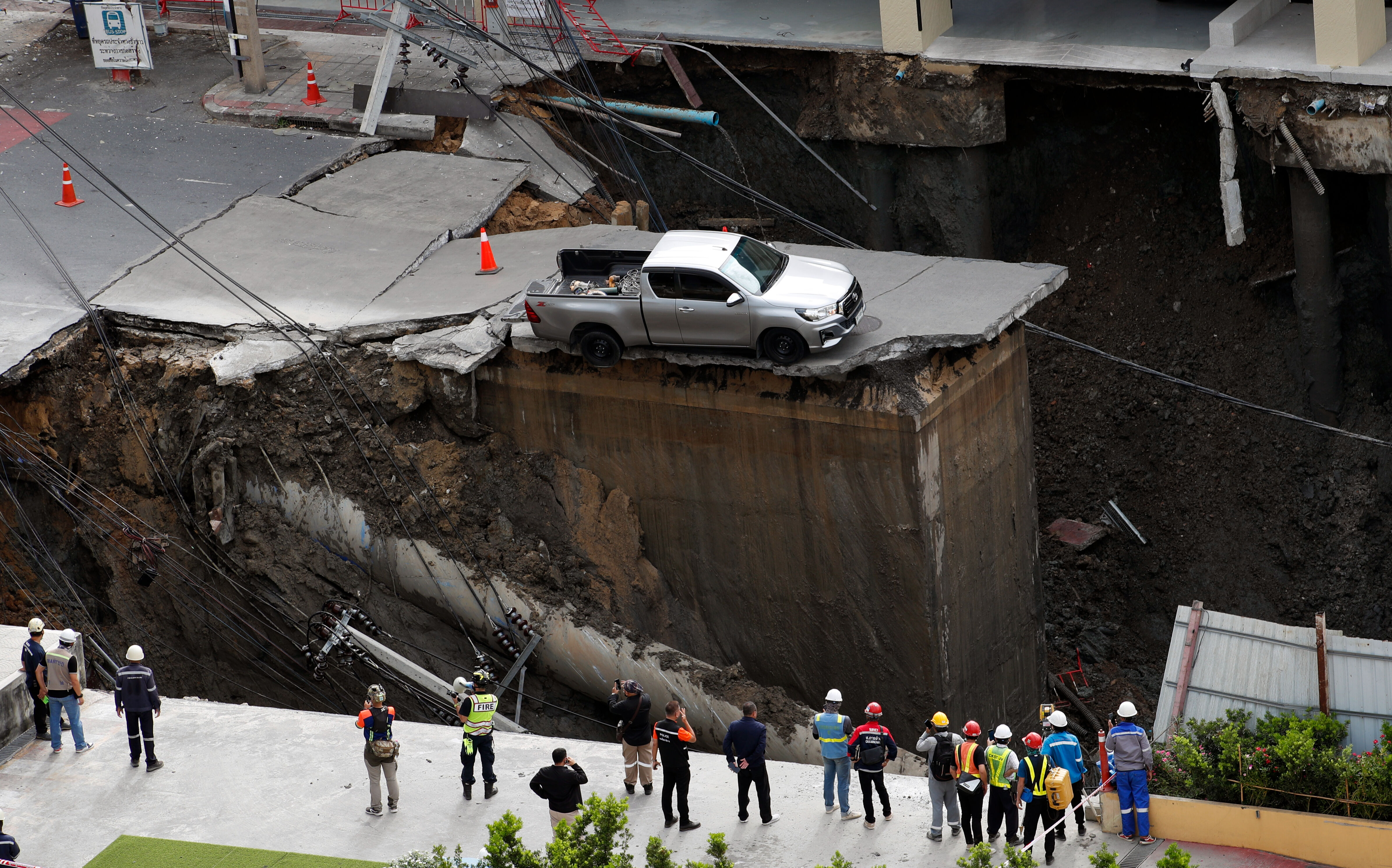 Bangkok'ta yol çöktü, araç 50 metrelik çukura düştü Bangkok'ta yol çöktü, araç 50 metrelik çukura düştü - 3. Resim
