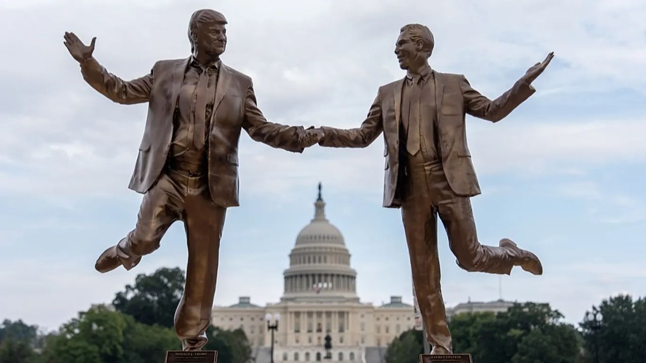 Beyaz Saray&#039;ı ayağa kaldıran Trump ve Epstein heykeli!