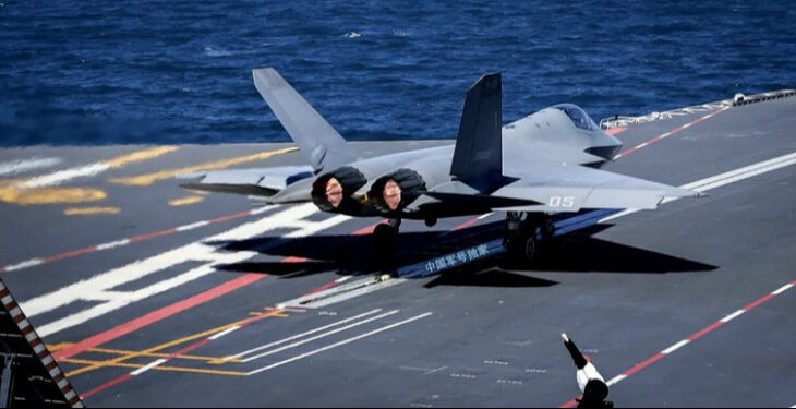 Çin donanmasında büyük adım! En yeni ve gelişmiş hayalet uçağı, elektromanyetik mancınık sistemiyle havalandırıldı Çin donanmasında büyük adım! En yeni ve gelişmiş hayalet uçağı, elektromanyetik mancınık sistemiyle havalandırıldı - 3. Resim