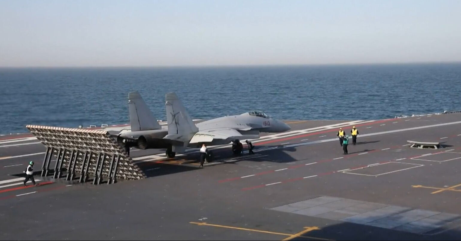 Çin donanmasında büyük adım! En yeni ve gelişmiş hayalet uçağı, elektromanyetik mancınık sistemiyle havalandırıldı Çin donanmasında büyük adım! En yeni ve gelişmiş hayalet uçağı, elektromanyetik mancınık sistemiyle havalandırıldı - 1. Resim