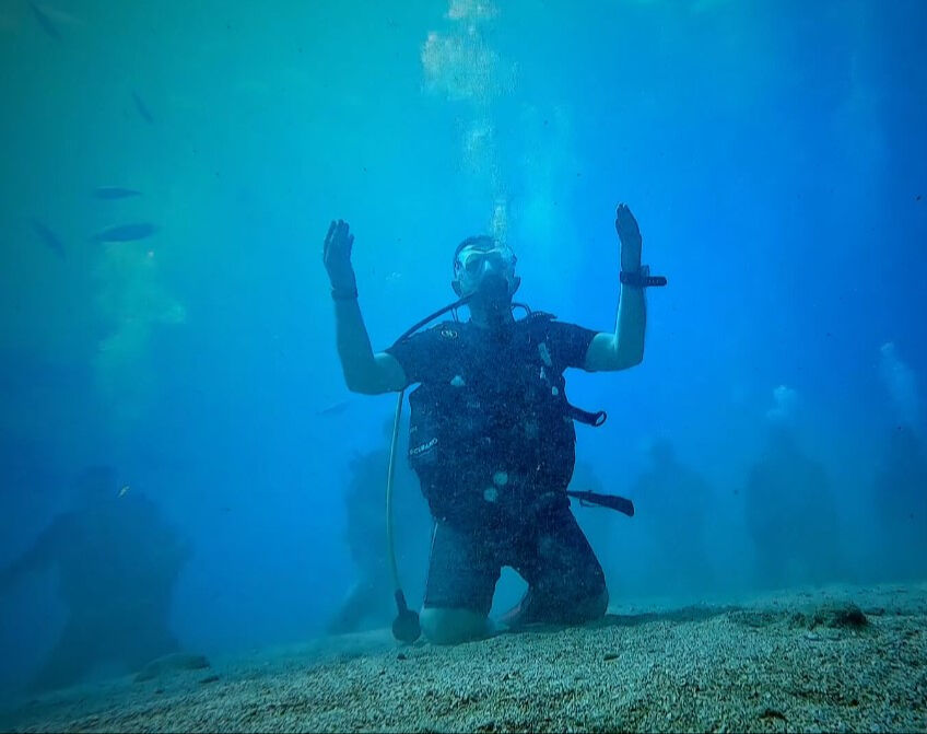 Denizin altında namaz tartışmalara yol açtı... Kimi savruldu, kimi kulaç attı - 5. Resim
