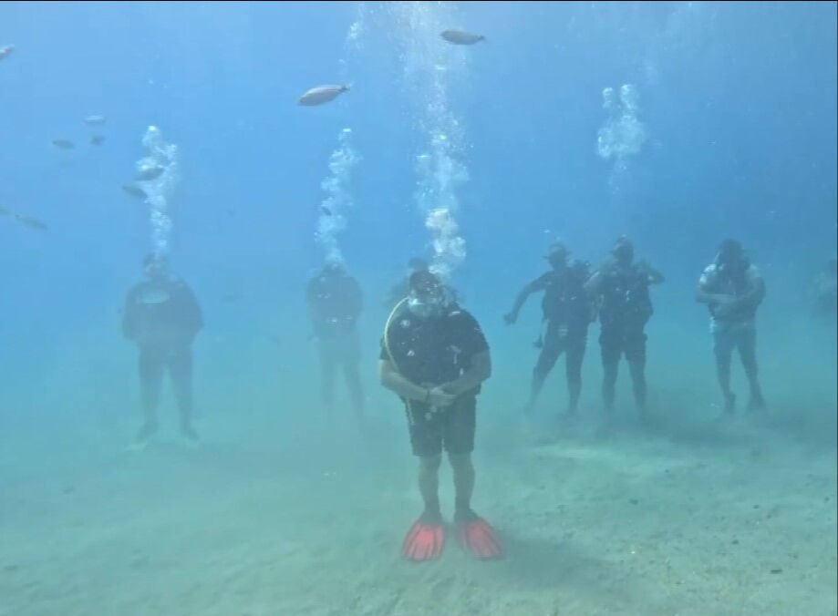 Denizin altında namaz tartışmalara yol açtı... Kimi savruldu, kimi kulaç attı - 2. Resim