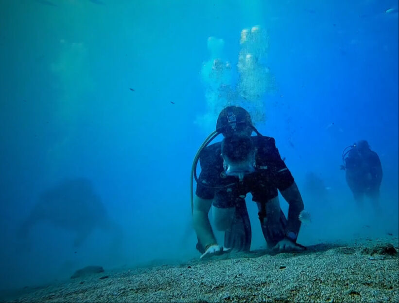Denizin altında namaz tartışmalara yol açtı... Kimi savruldu, kimi kulaç attı - 1. Resim