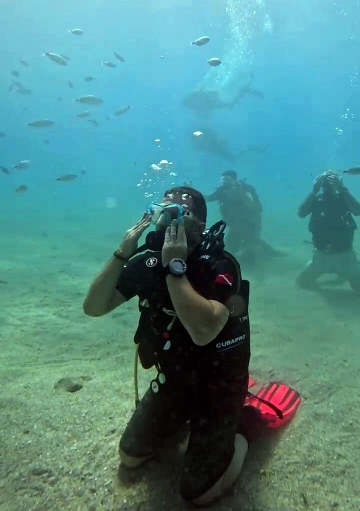 Denizin altında namaz tartışmalara yol açtı... Kimi savruldu, kimi kulaç attı - 6. Resim