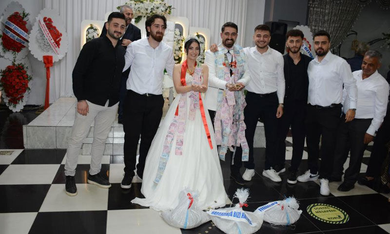 Düğünde ‘Köyden İndim Şehire’ sürprizi! Altın beklediler, çuval çuval bozuk para çıktı Düğünde ‘Köyden İndim Şehire’ sürprizi! Altın beklediler, çuval çuval bozuk para çıktı - 1. Resim