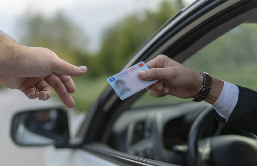 Ehliyet almak için lise mezunu olmak şart mı? 2025 ehliyet alma şartları ve ücreti gündemde! - 1. Resim