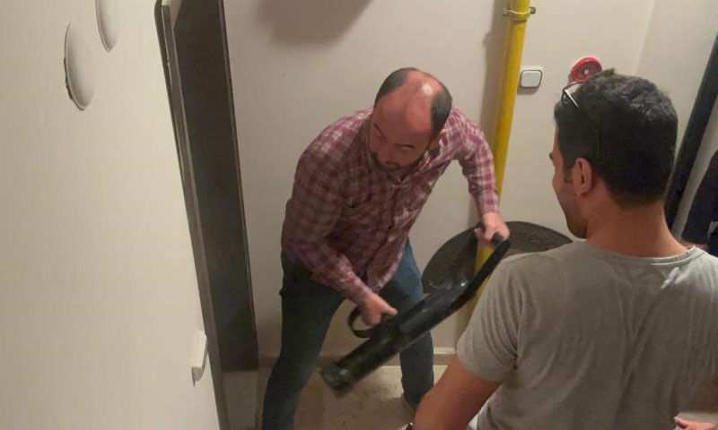 “Eski eşim bıçakladı” dedi, polis kapıyı kırınca şaşırtan manzara ortaya çıktı - 1. Resim