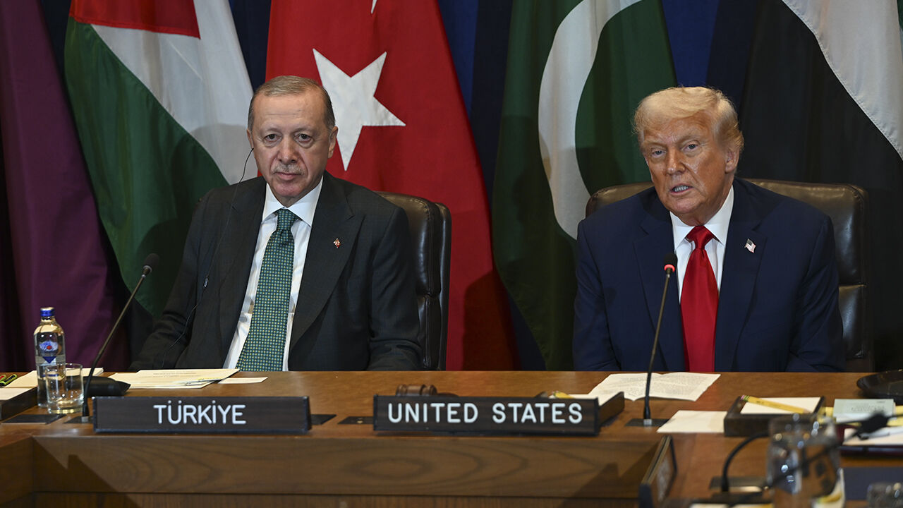 İki fotoğraf arasında dikkat çeken detay! AB liderlerini karşısına dizen Trump, Erdoğan'la yan yana İki fotoğraf arasında dikkat çeken detay! AB liderlerini karşısına dizen Trump, Erdoğan'la yan yana - 1. Resim