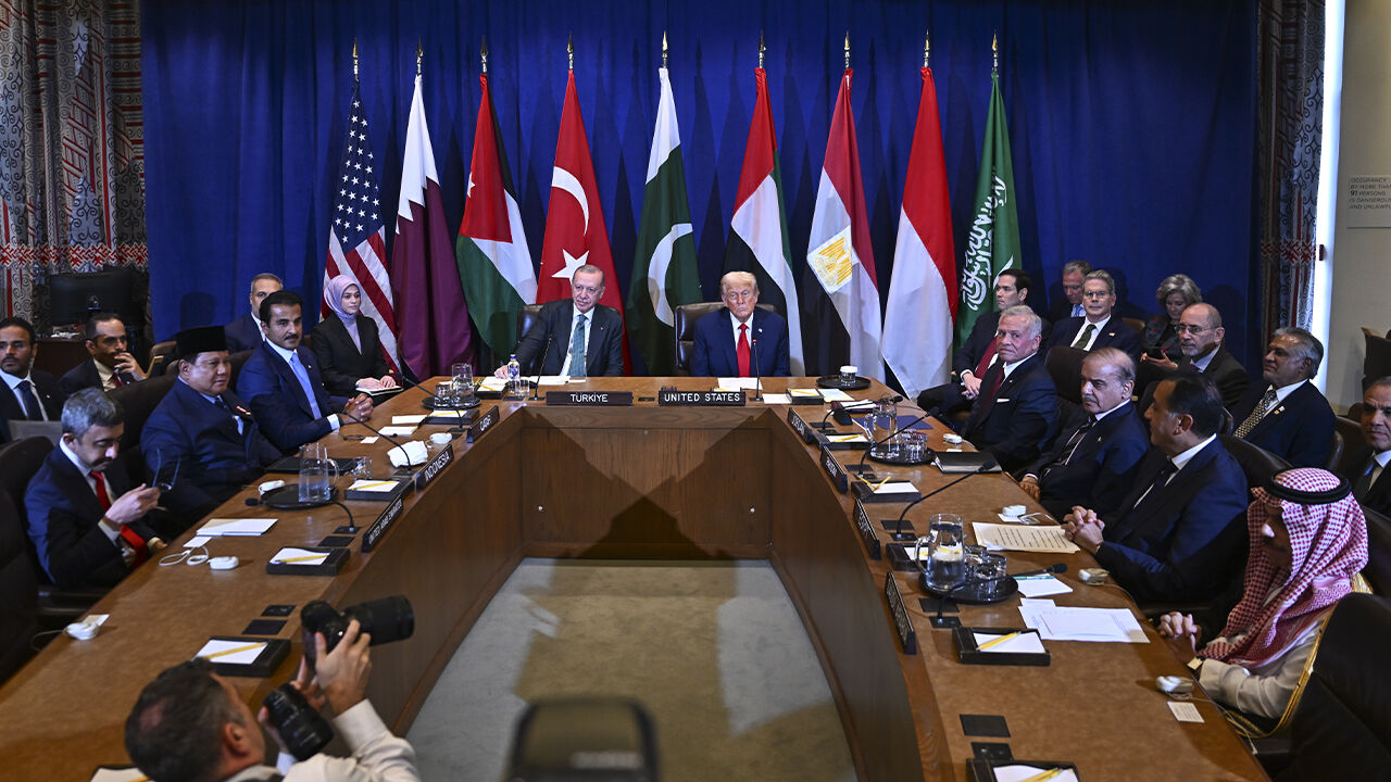 İki fotoğraf arasında dikkat çeken detay! AB liderlerini karşısına dizen Trump, Erdoğan'la yan yana İki fotoğraf arasında dikkat çeken detay! AB liderlerini karşısına dizen Trump, Erdoğan'la yan yana - 2. Resim