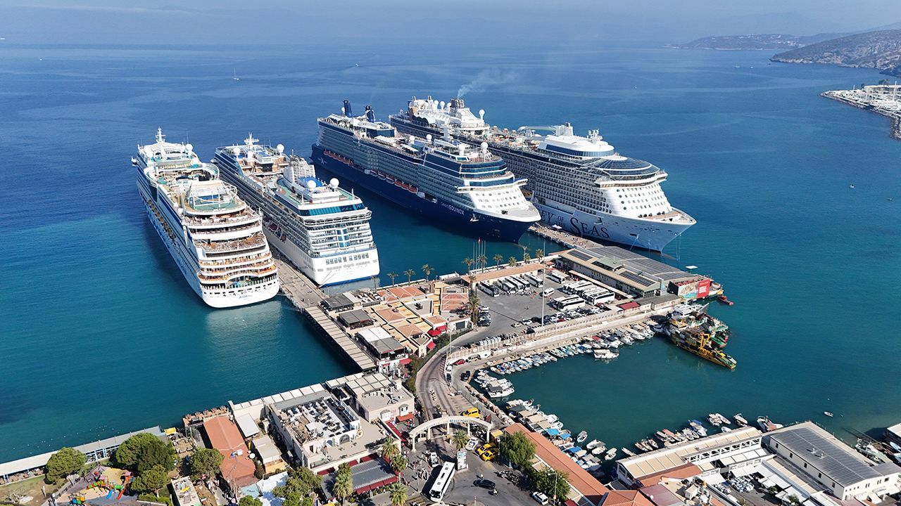 Kuşadası&#039;na demirleyen 4 kruvaziyer gemisi, binlerce turist getirdi