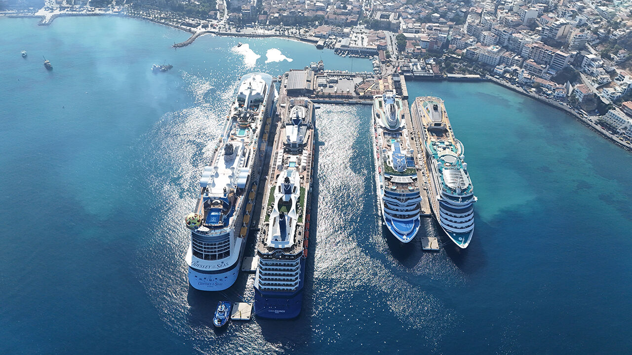 Kuşadası'na demirleyen 4 kruvaziyer gemisi, binlerce turist getirdi - 1. Resim