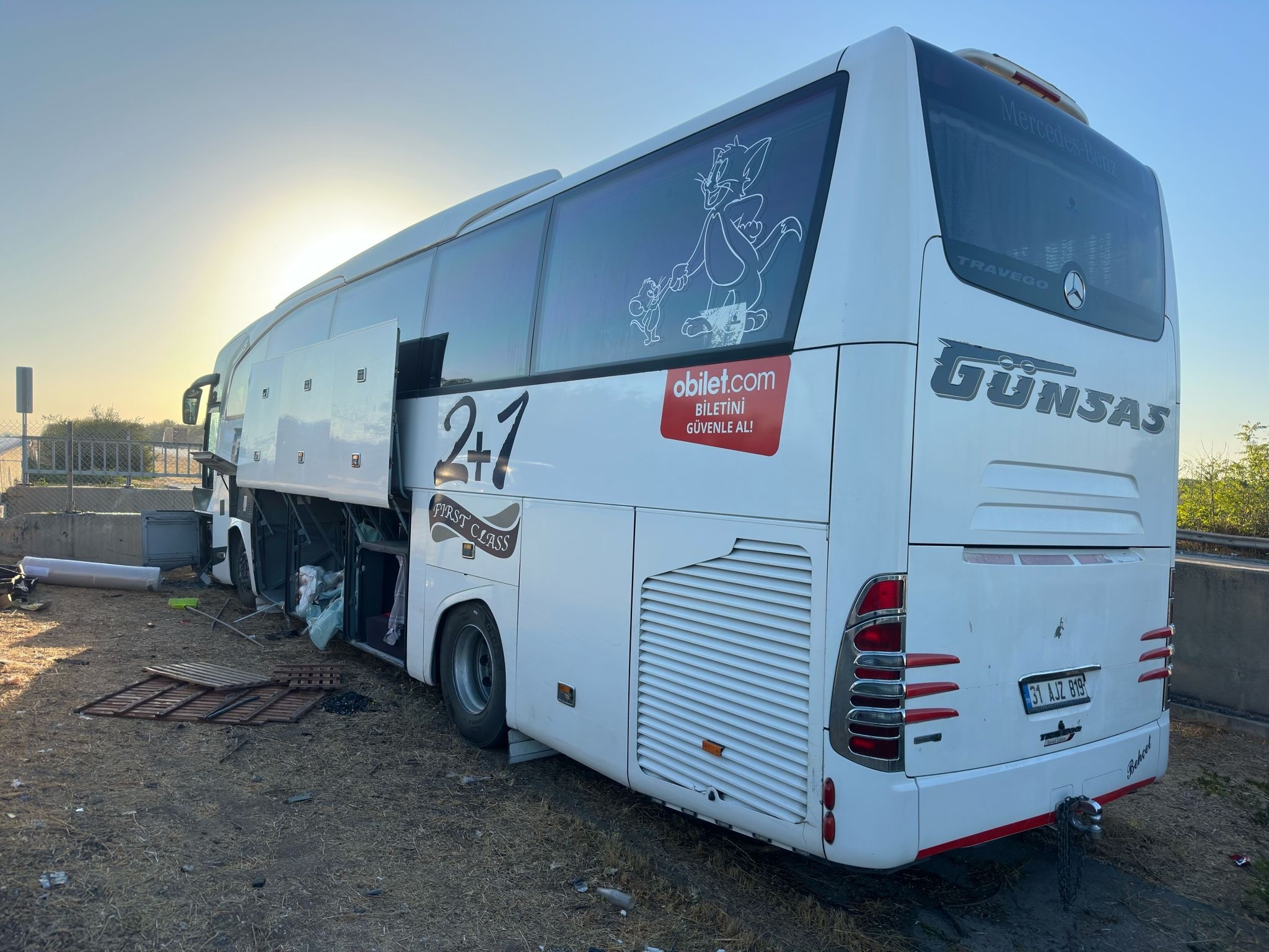 Mersin'de yolcu otobüsü refüje girdi! Çok sayıda yaralı var - 1. Resim