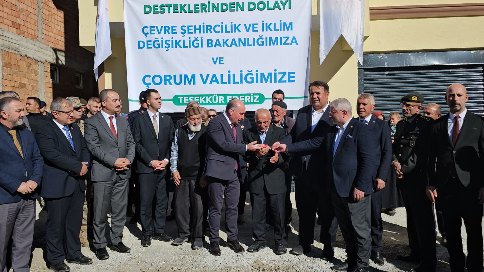 Şehit Mustafa Uslu'nun annesine verdiği ev sözü yerine getirildi! Anahtarlar ailesine teslim edildi Şehit Mustafa Uslu'nun annesine verdiği ev sözü yerine getirildi! Anahtarlar ailesine teslim edildi - 2. Resim