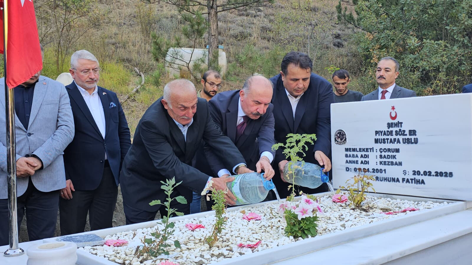Şehit Mustafa Uslu'nun annesine verdiği ev sözü yerine getirildi! Anahtarlar ailesine teslim edildi Şehit Mustafa Uslu'nun annesine verdiği ev sözü yerine getirildi! Anahtarlar ailesine teslim edildi - 1. Resim