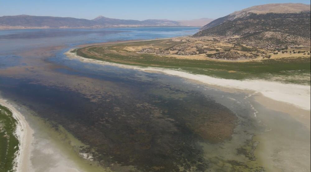 Türkiye'nin 4'üncü büyüğüydü! Eğirdir Gölü kuraklık nedeniyle ikiye bölündü - 1. Resim