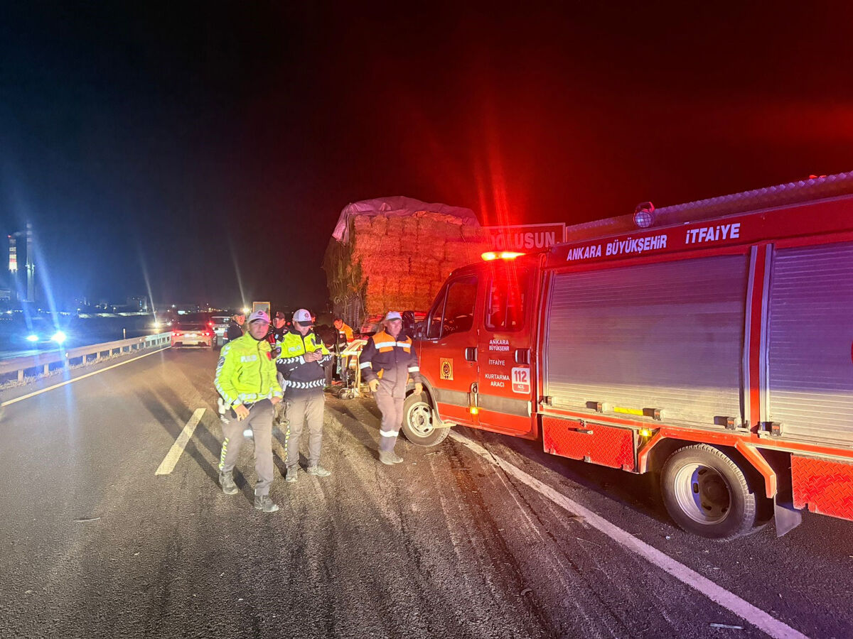 Ankara'da feci kaza! Hafif ticari araç kamyonun altına girdi: 2 ölü, 1 yaralı - 1. Resim