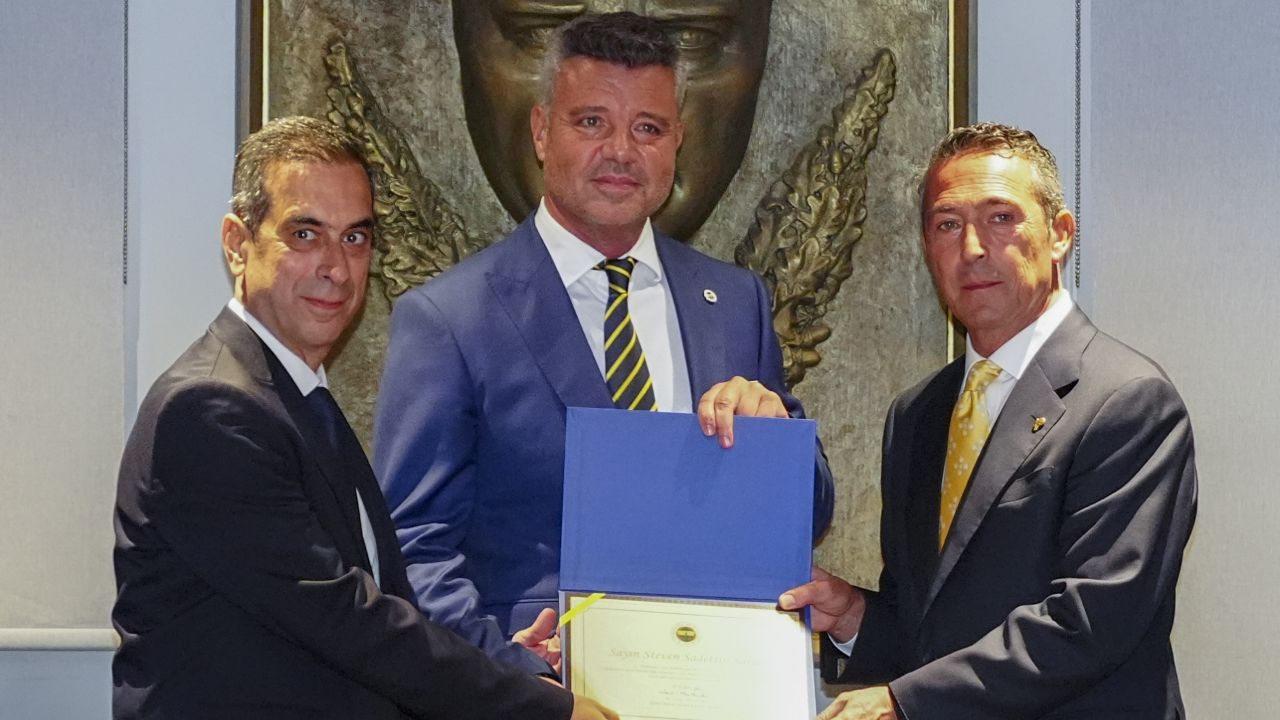 Fenerbahçe&#039;de yeni yönetim mazbatalarını aldı! Sadettin Saran ve Ali Koç&#039;tan açıklama