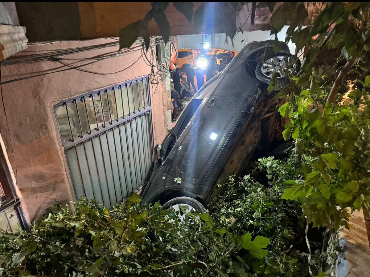 Frene basmak isterken gaza bastı! Otomobil lokantanın bahçesine uçtu - 1. Resim